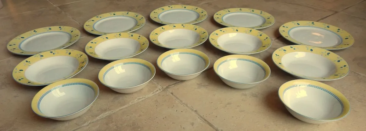 15 Pieces Vintage Royal Doulton Plates & Bowls - Image 2