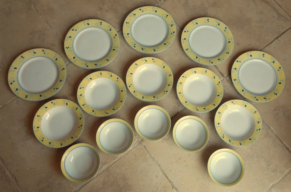 15 Pieces Vintage Royal Doulton Plates & Bowls - Image 3