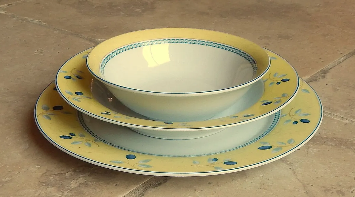 15 Pieces Vintage Royal Doulton Plates & Bowls - Image 4