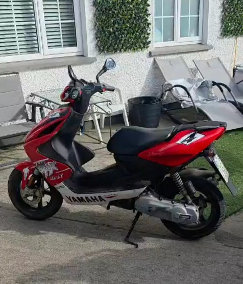 Yamaha Xerox Max Biaggi Replica Edition 50cc - Image 2
