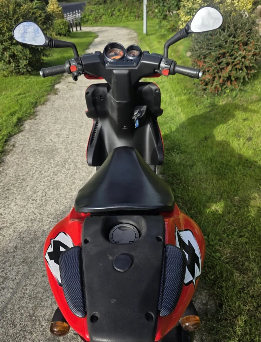 Yamaha Xerox Max Biaggi Replica Edition 50cc - Image 3