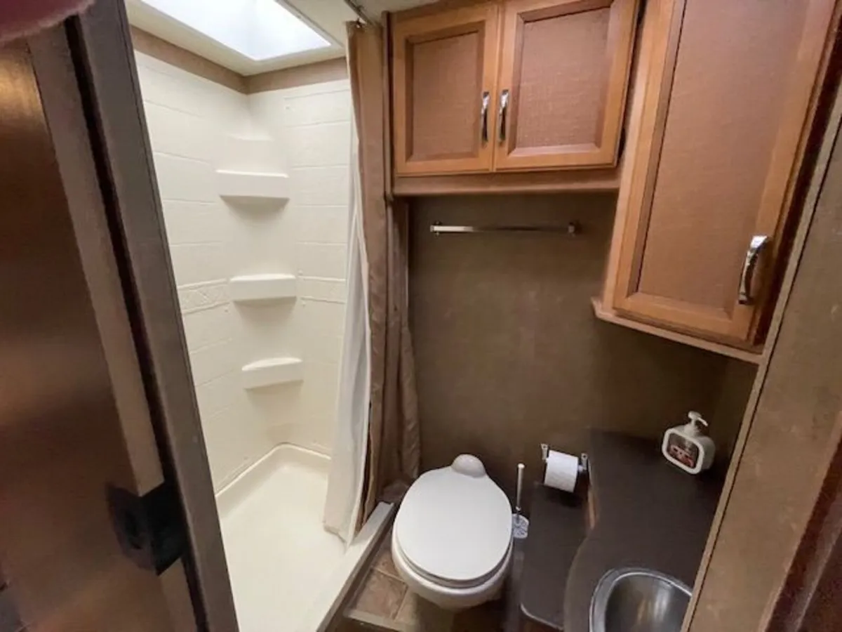 2016 Thor Vegas 25.2 – 5 Berth, 5 Belts, RV - Image 3