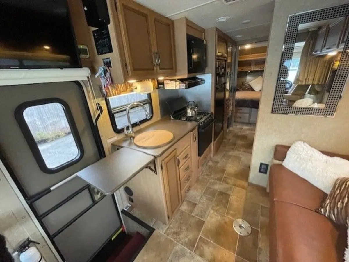 2016 Thor Vegas 25.2 – 5 Berth, 5 Belts, RV - Image 4