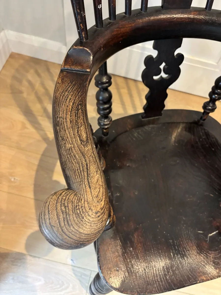 19th Century ash and elm Windsor arm chair - Image 4