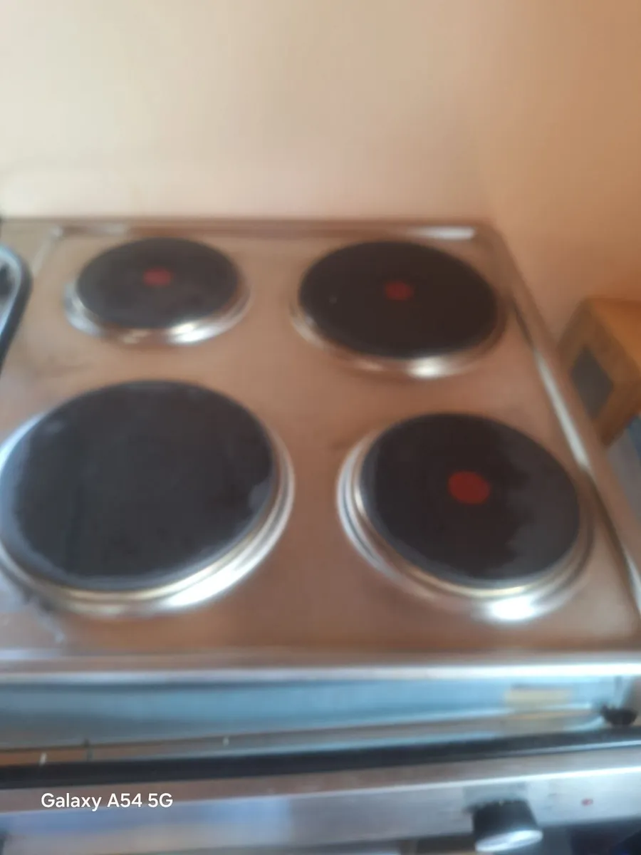 built-in oven and separate hob - Image 1