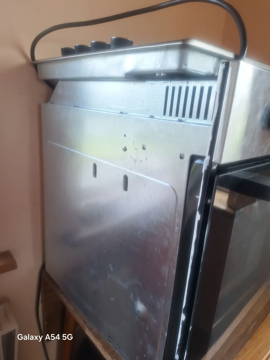 built-in oven and separate hob - Image 3