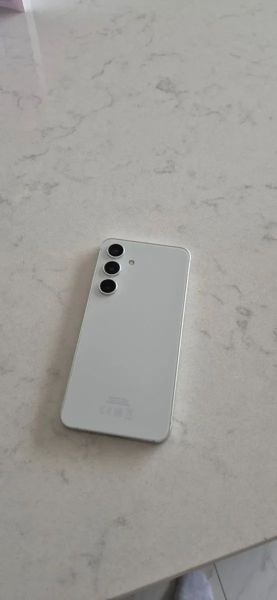 Samsung Galaxy S24 phone - Image 4