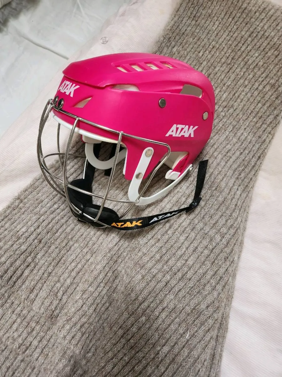 Child's comogie helmet - Image 1
