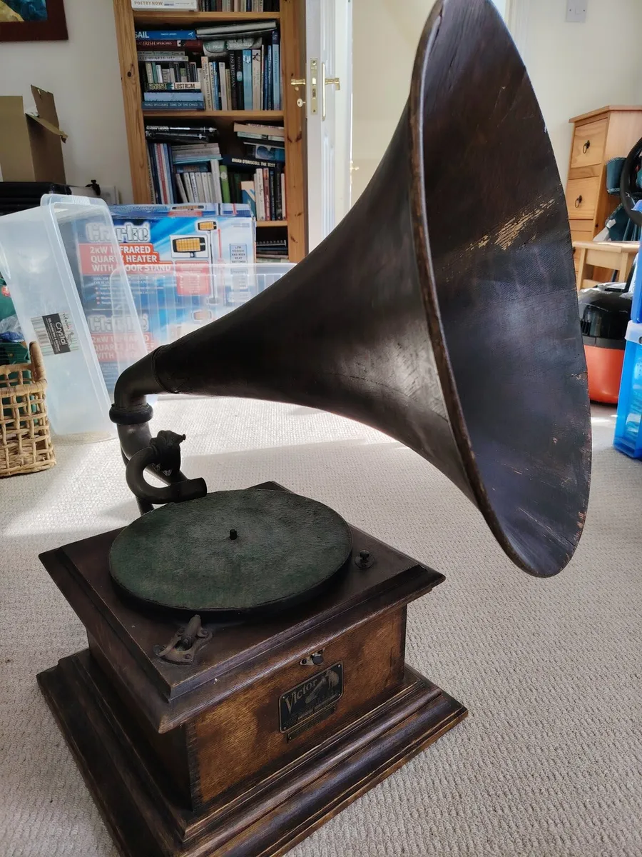 Antique record player - Image 2