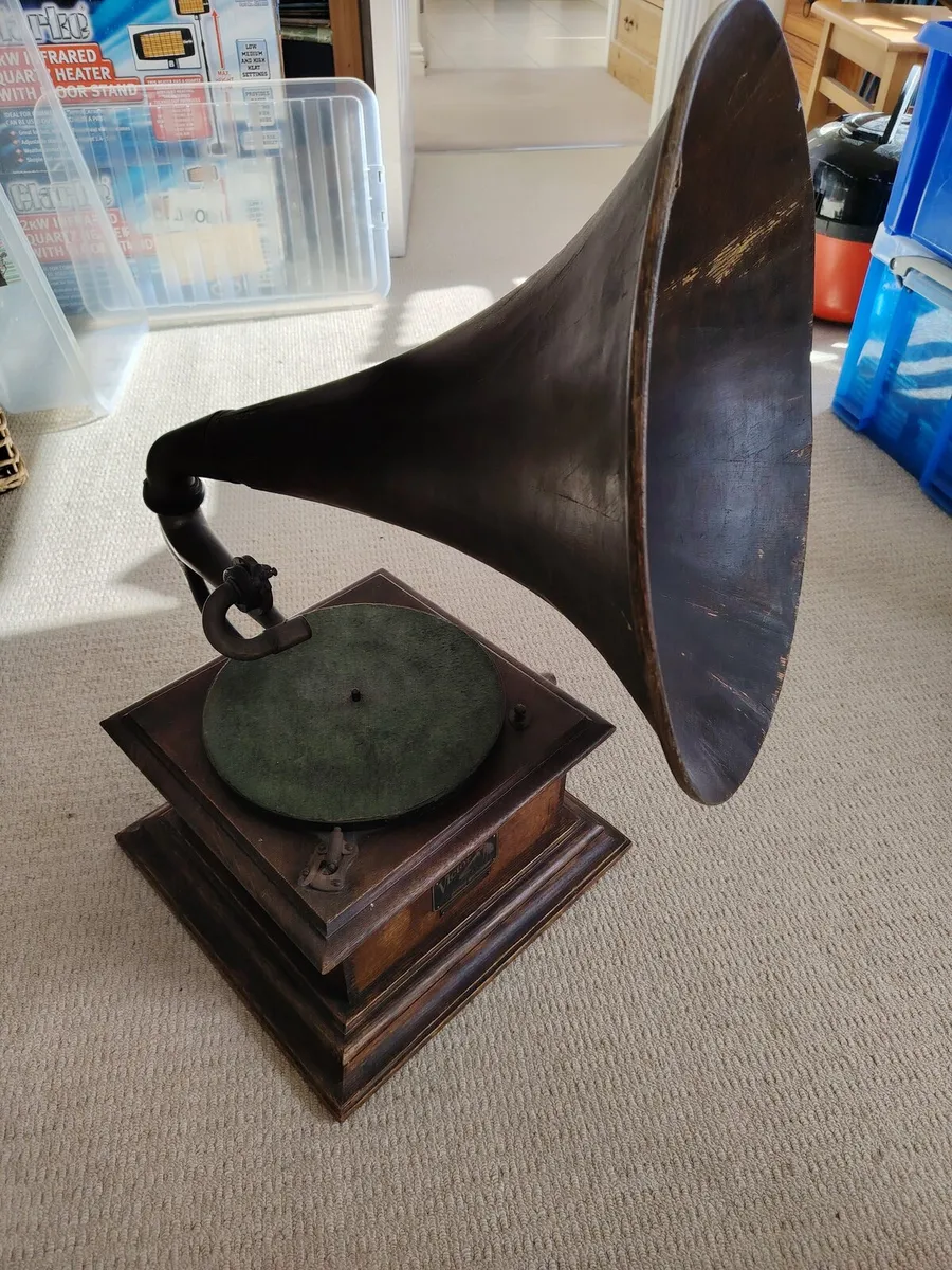 Antique record player - Image 3