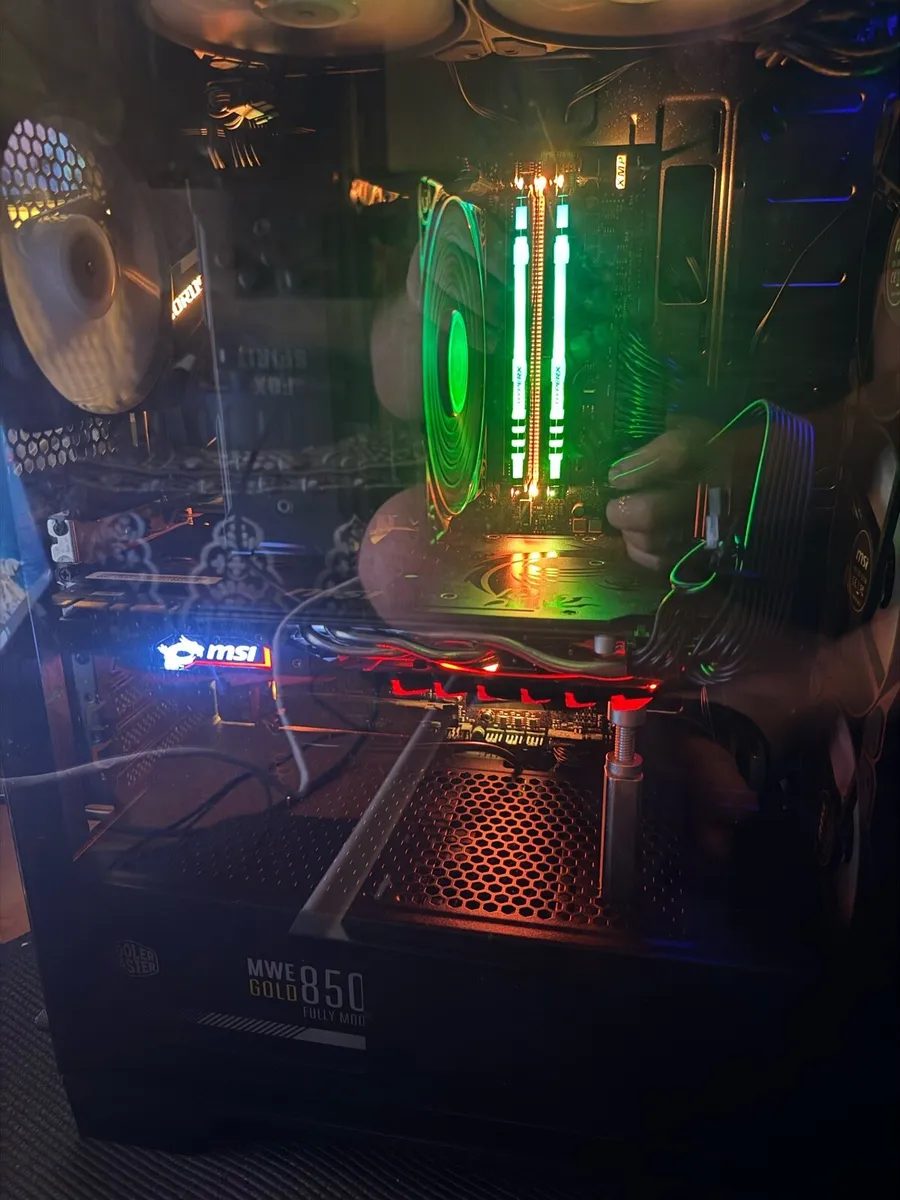 Custom game PC + monitor - Image 3