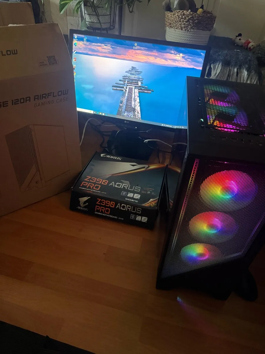 Custom game PC + monitor - Image 1
