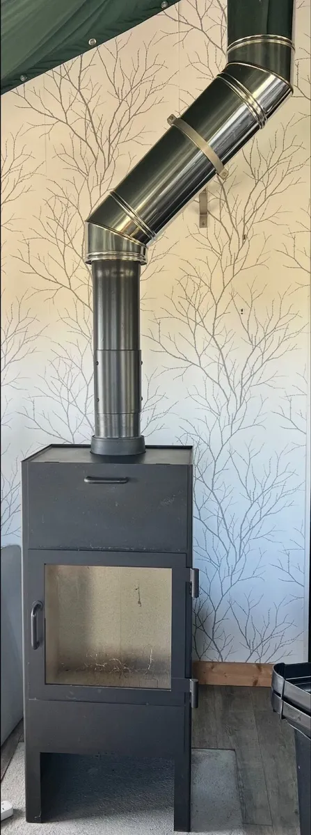Wood burning stove with oven and double skin flue - Image 2
