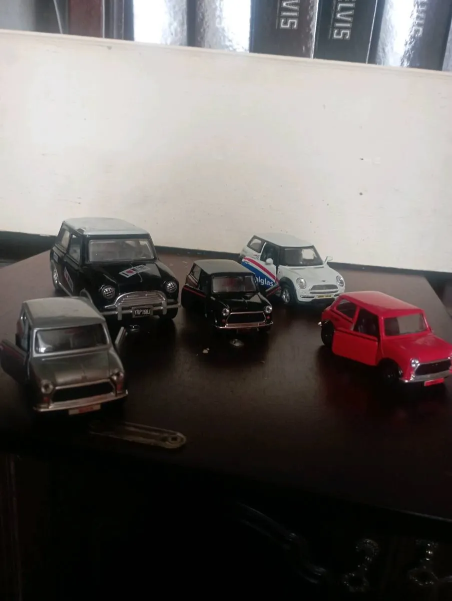 A COLLECTION OF CORGI CLASSIC MODLES COOPER CARS. - Image 1