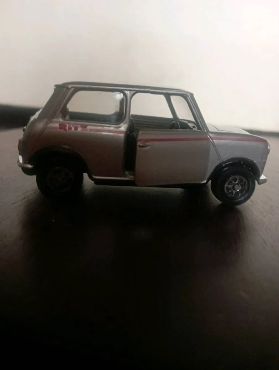 A COLLECTION OF CORGI CLASSIC MODLES COOPER CARS. - Image 2