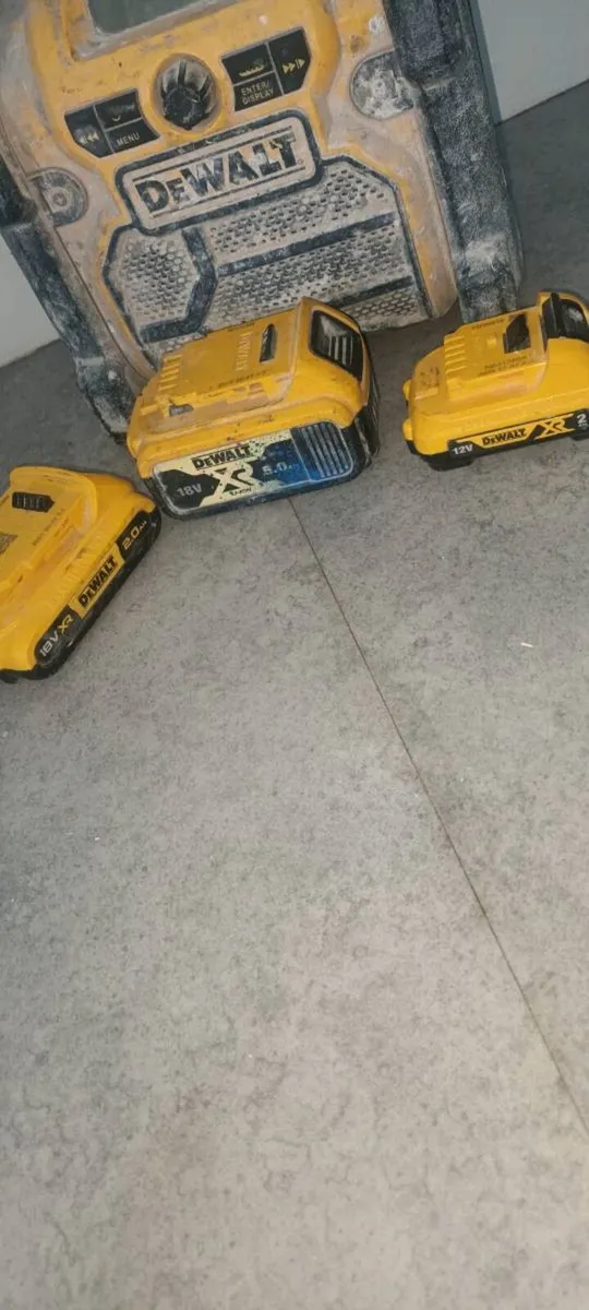 Dewalt radio with 3 working batterys - Image 1