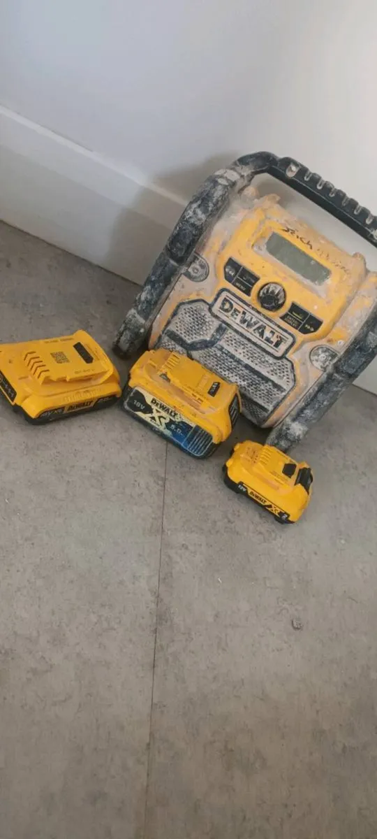 Dewalt radio with 3 working batterys - Image 2