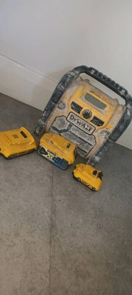 Dewalt radio with 3 working batterys - Image 3