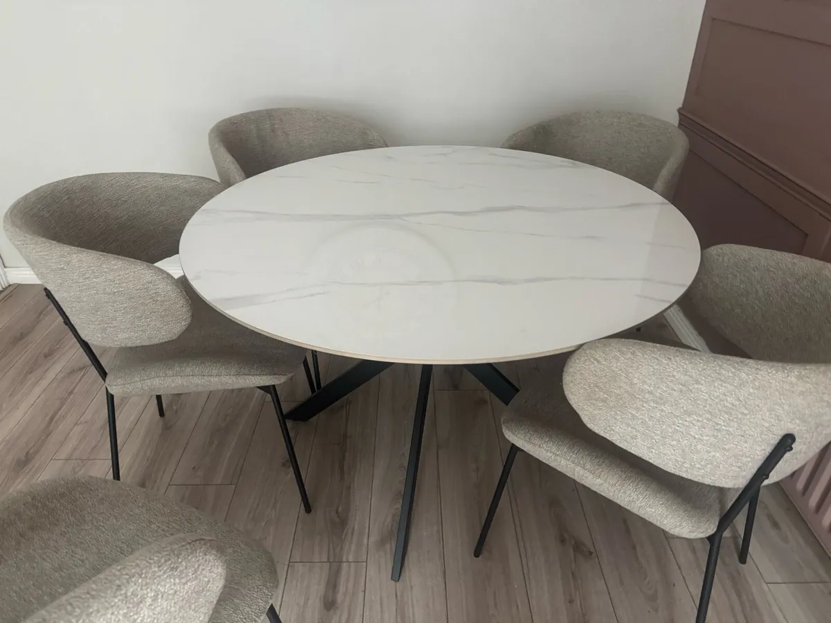Table and chairs - Image 1