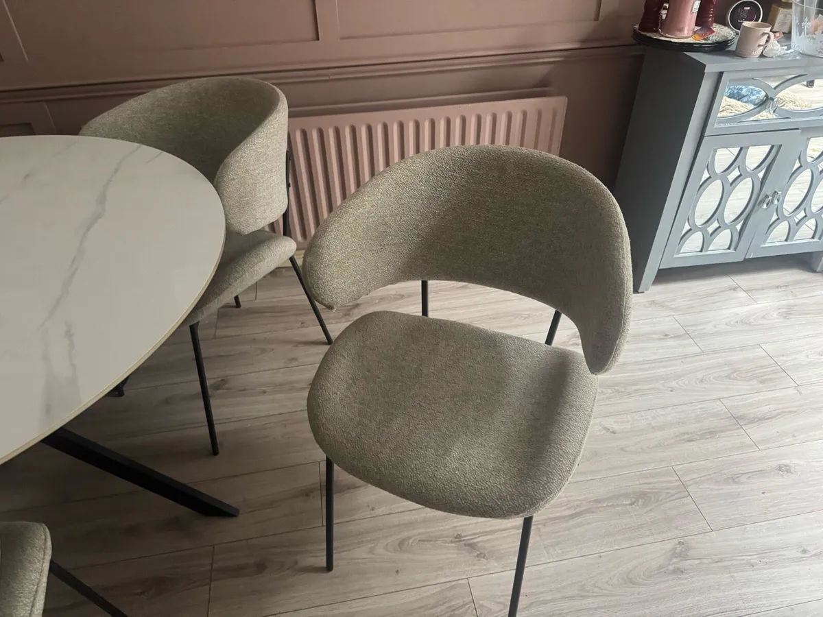 Table and chairs - Image 2