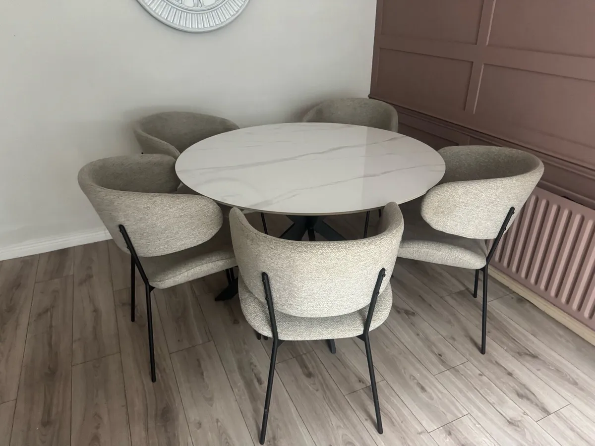 Table and chairs - Image 3