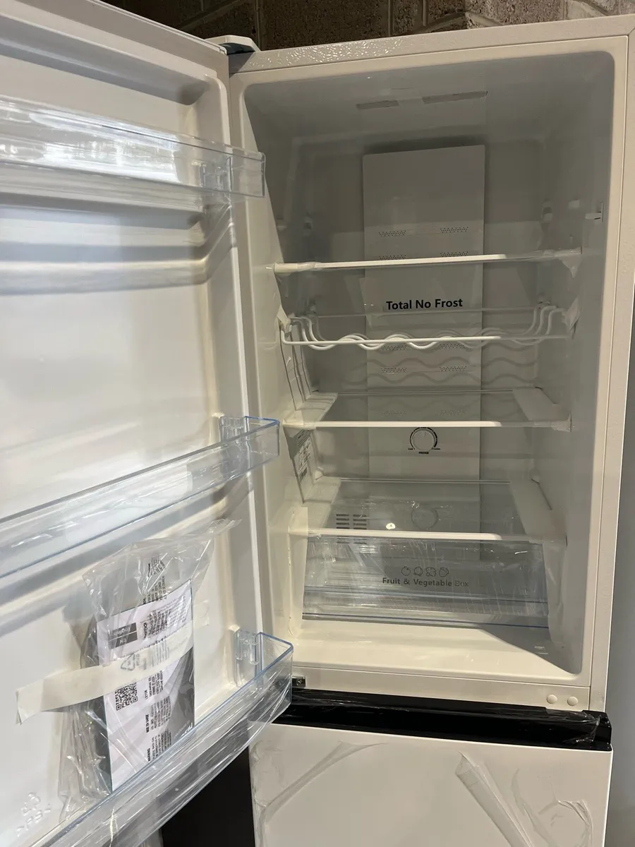 Hisense fridge freezer - Image 2