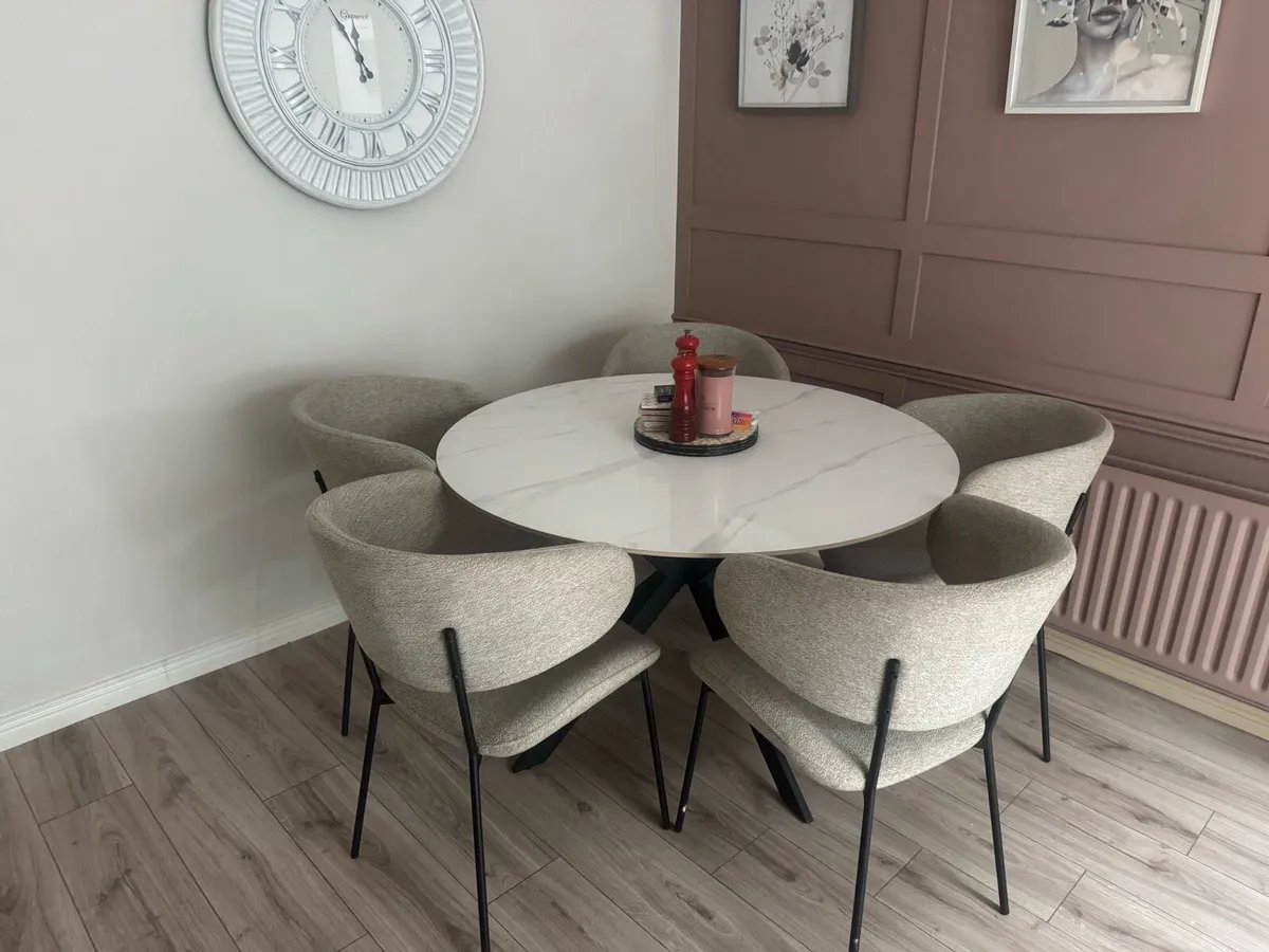 Table and chairs - Image 4