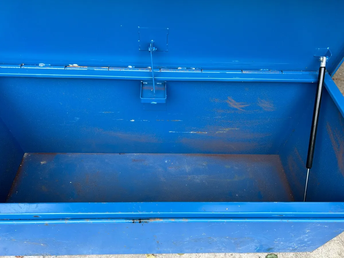 Tool chest - Image 1