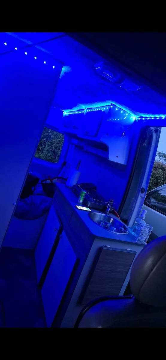 Renault Master camper - Image 2