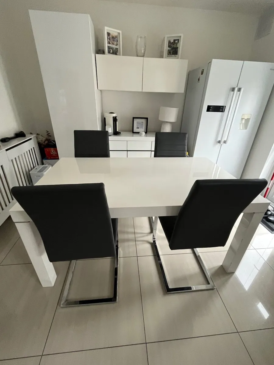 Dining table and chairs - Image 1