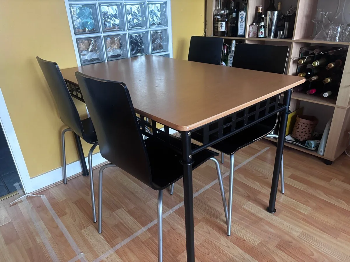 Kitchen table and chairs - Image 1