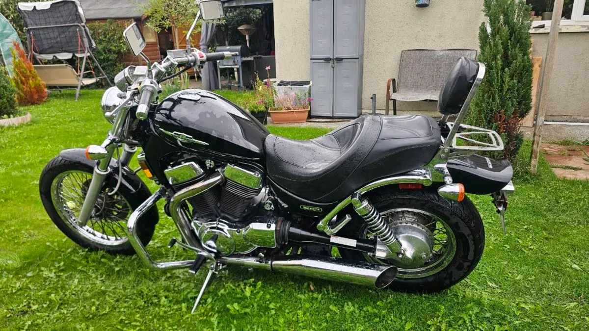 Suzuki Boulevard  s83 - Image 2