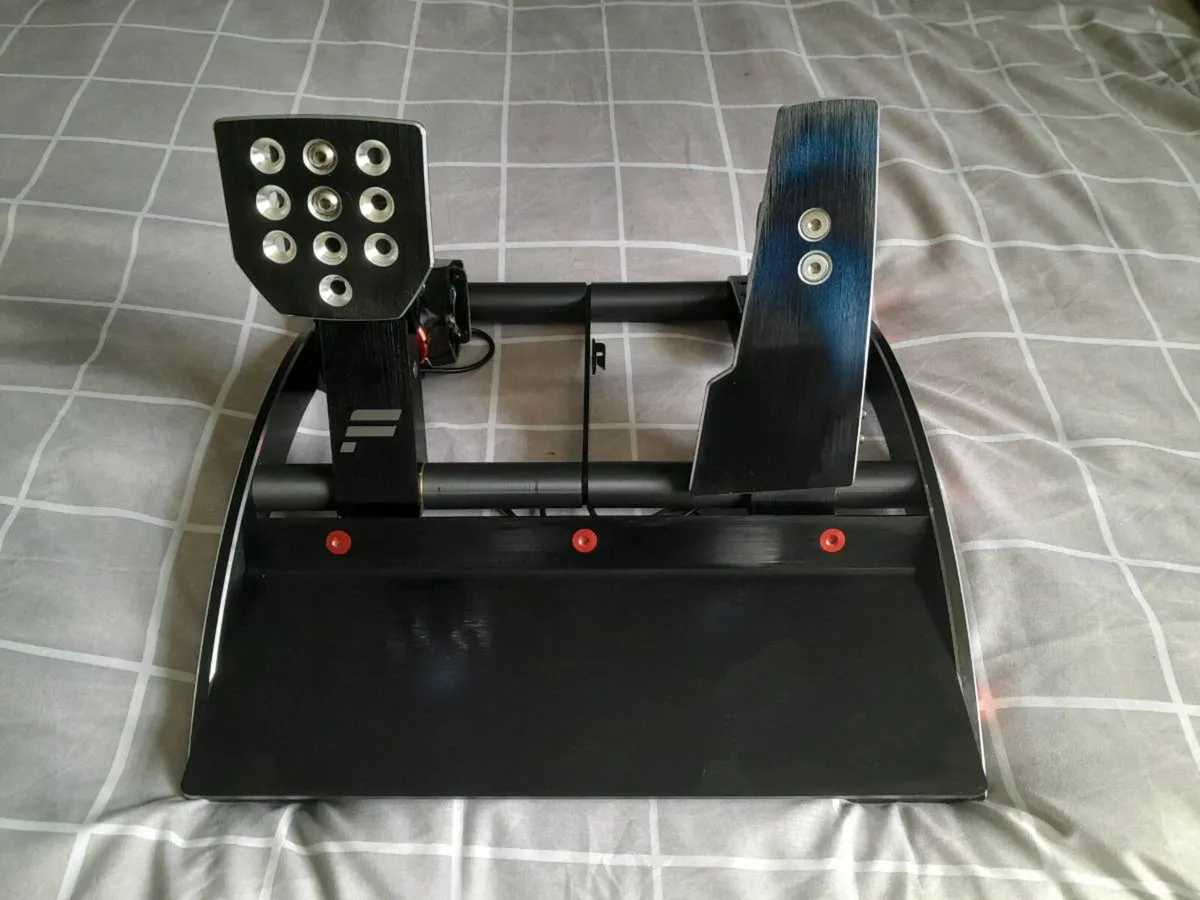 Fanatec V3 Pedals - Image 4