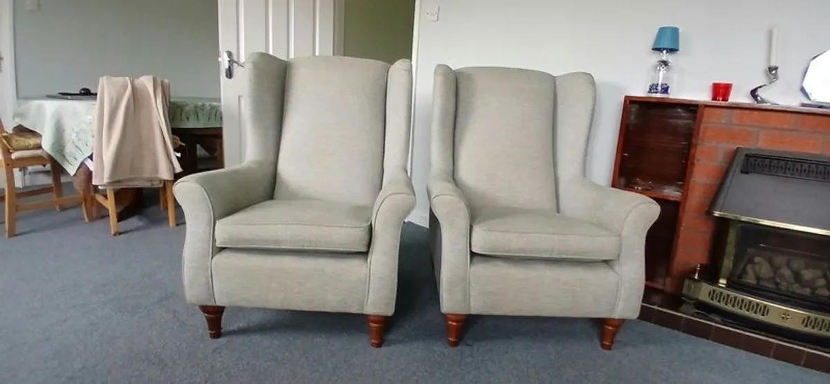 Beautiful neat Sofa with 2 Queen Anne armchairs - Image 1