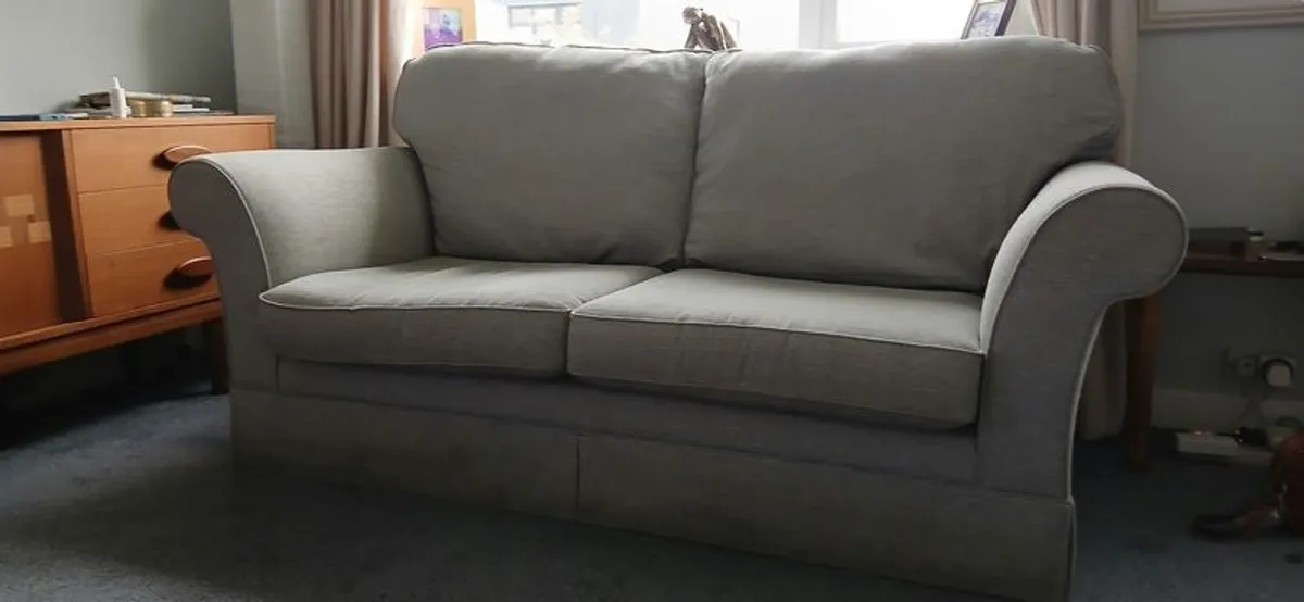 Beautiful neat Sofa with 2 Queen Anne armchairs - Image 2
