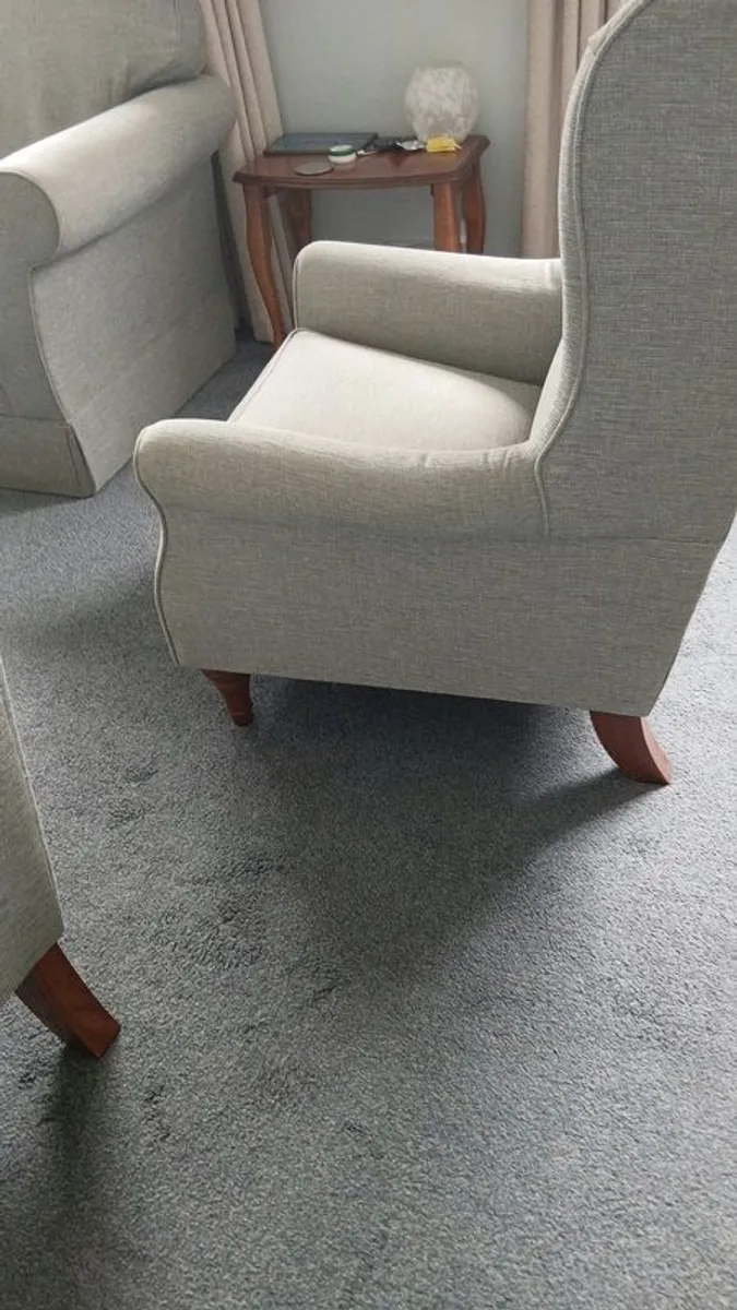 Beautiful neat Sofa with 2 Queen Anne armchairs - Image 4