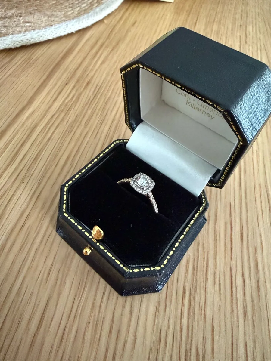 18ct yellow gold solitaire with diamond surround - Image 2