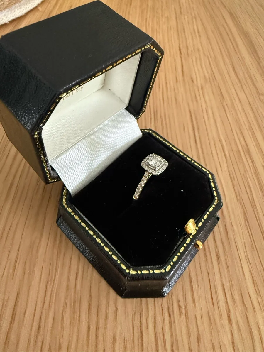 18ct yellow gold solitaire with diamond surround - Image 3