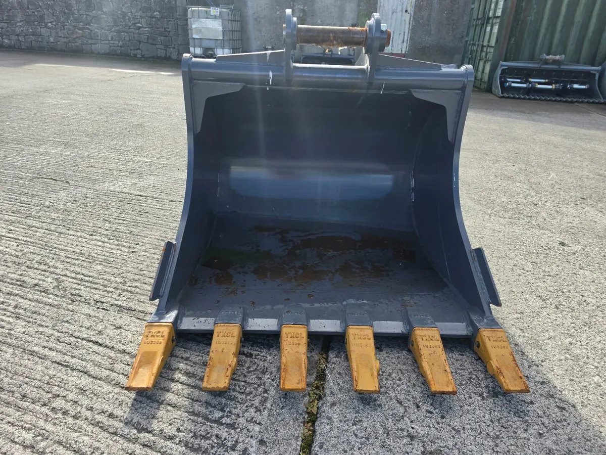 Digging bucket walk around video for 13T - Image 1