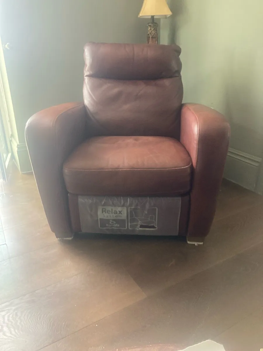 Italian leather /hyde reclining chairs - Image 2
