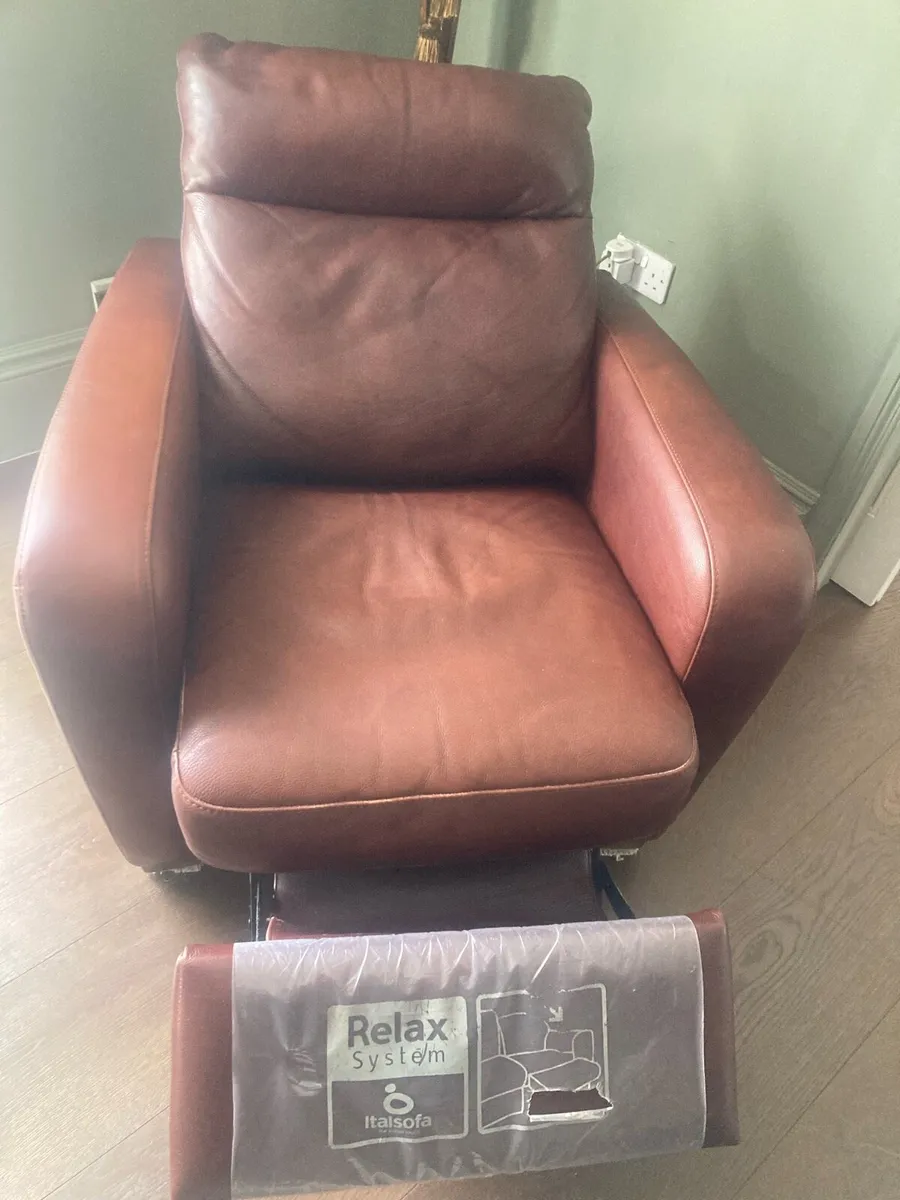Italian leather /hyde reclining chairs - Image 3