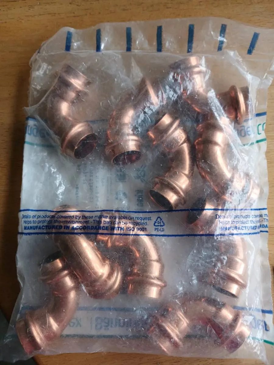 Copper 22mm equal elbows - Image 1