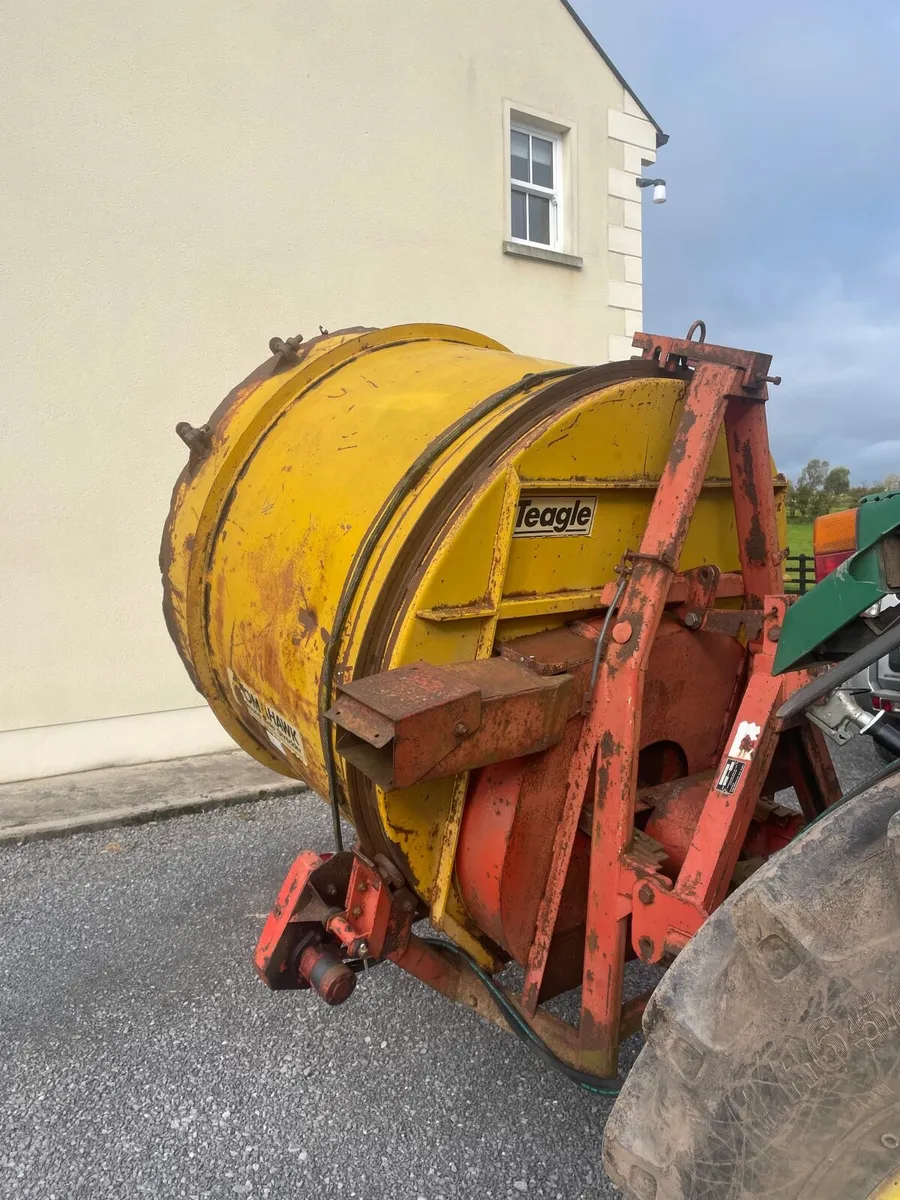 Teagle tomahawk round bale shredder - Image 1