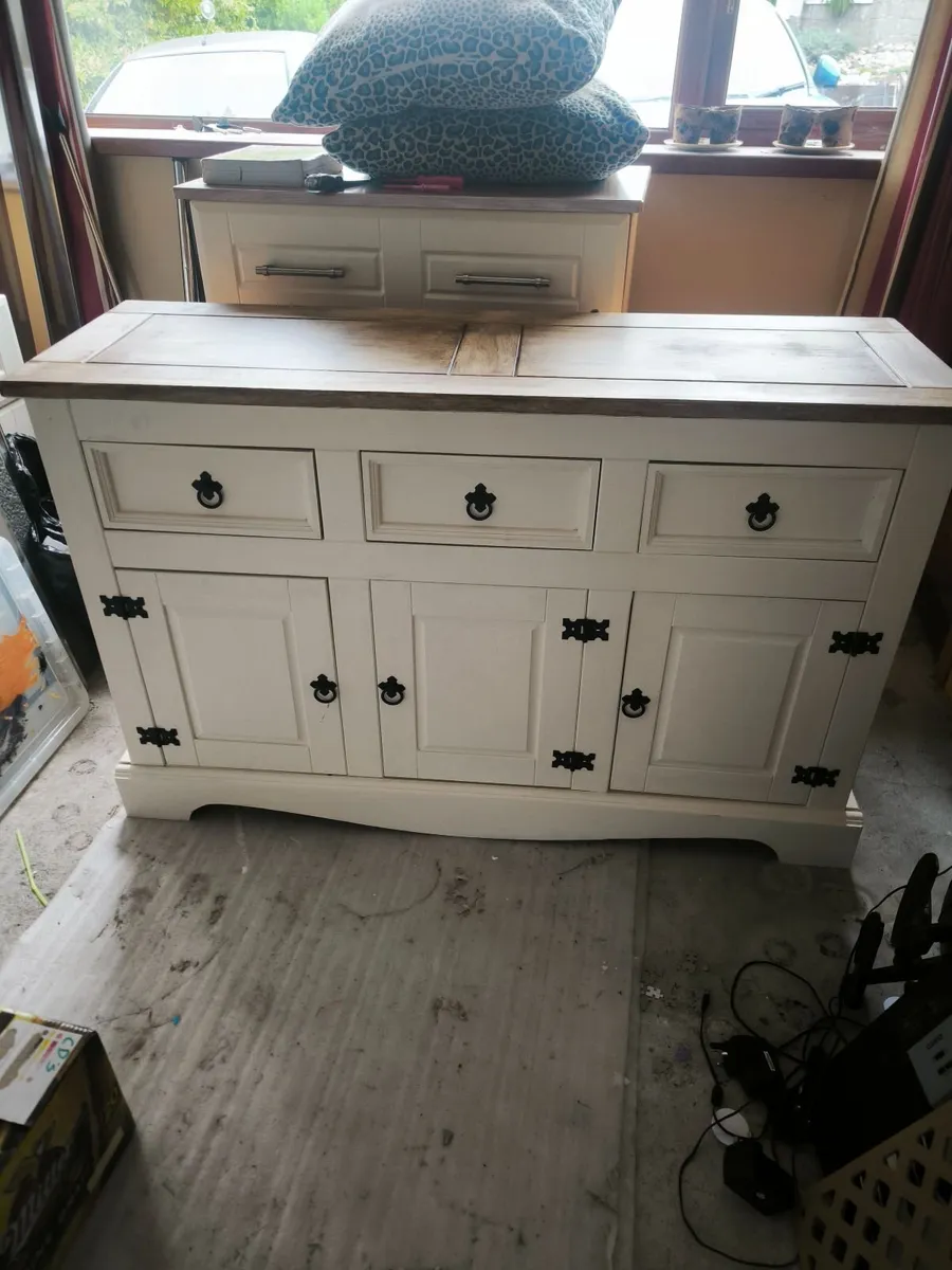 Dresser, sideboard