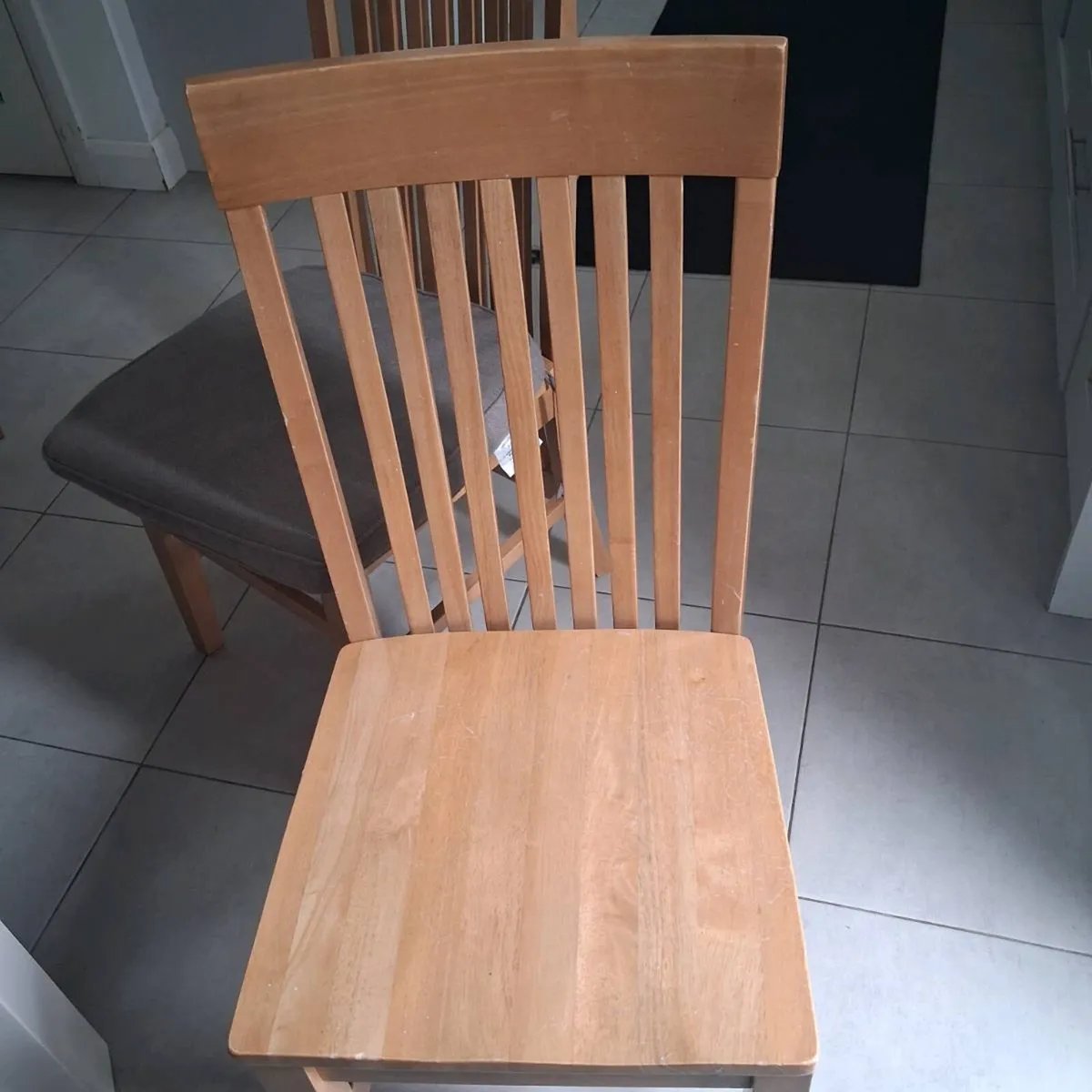 Lovely table and chairs - Image 4