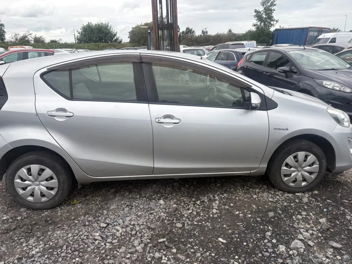 2016 Toyota Aqua 1.5 Hybrid drive away - Image 2