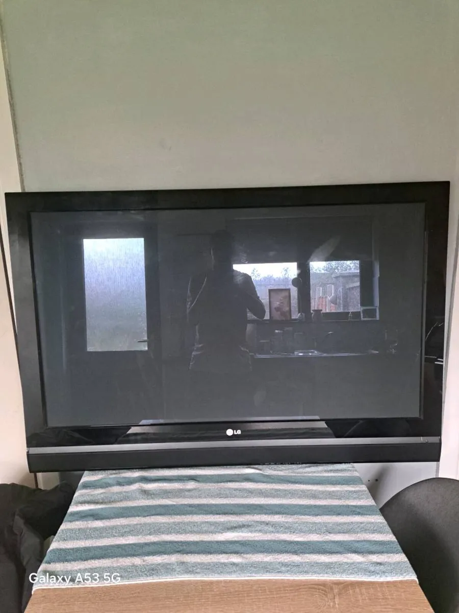 50 inch plazma tv with remote - Image 1