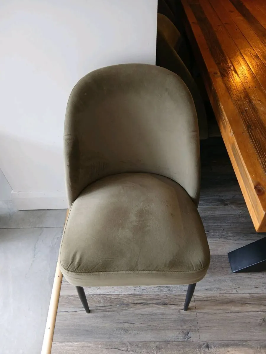 Table and Chairs - Image 4