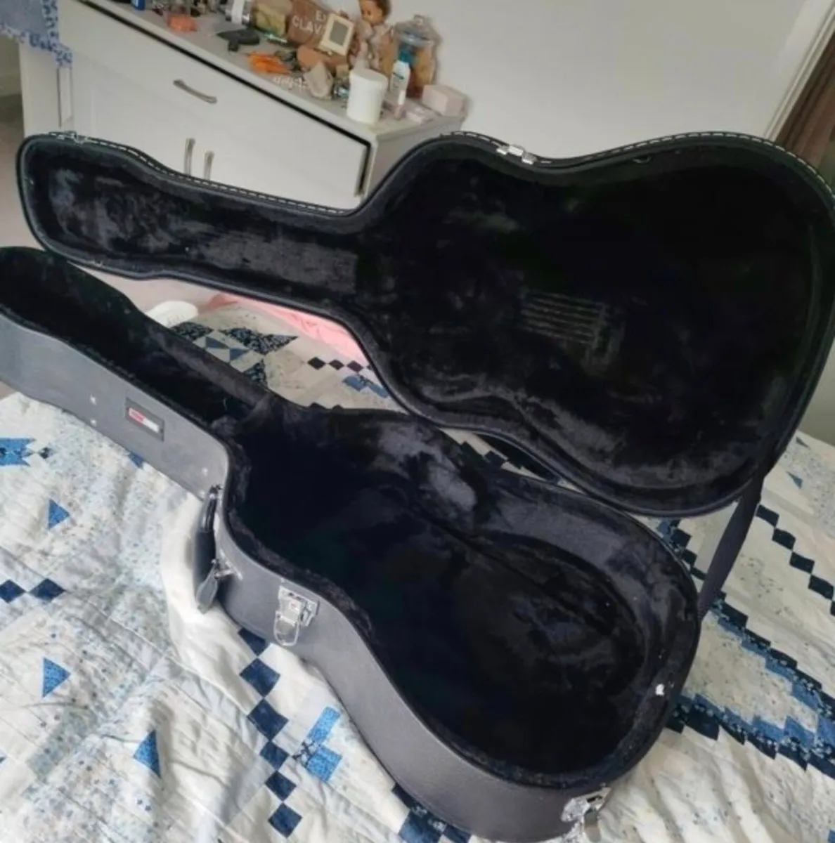 Guitar Hard Case... Gator - Image 1
