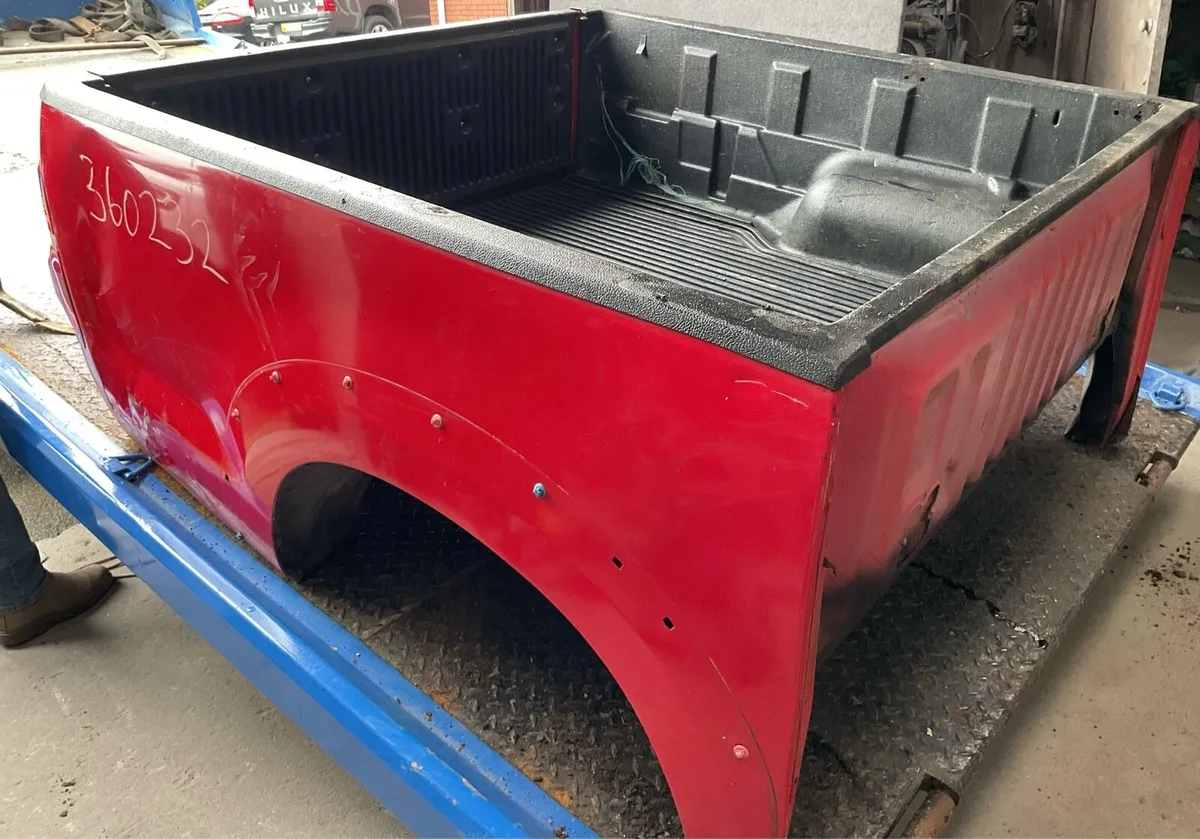 15 Hilux tub back body compete - Image 1
